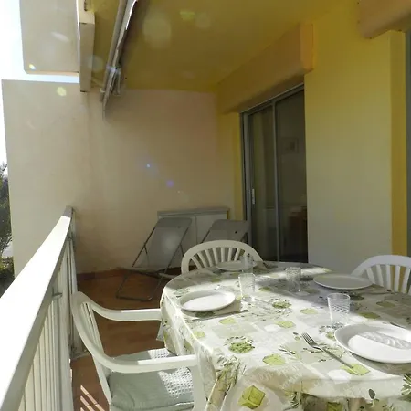 2 Pieces Au Lavandou Avec Terrasse, Wi-fi Et Parking Prive A 5min De La - Fr-1-251-710 Apartment